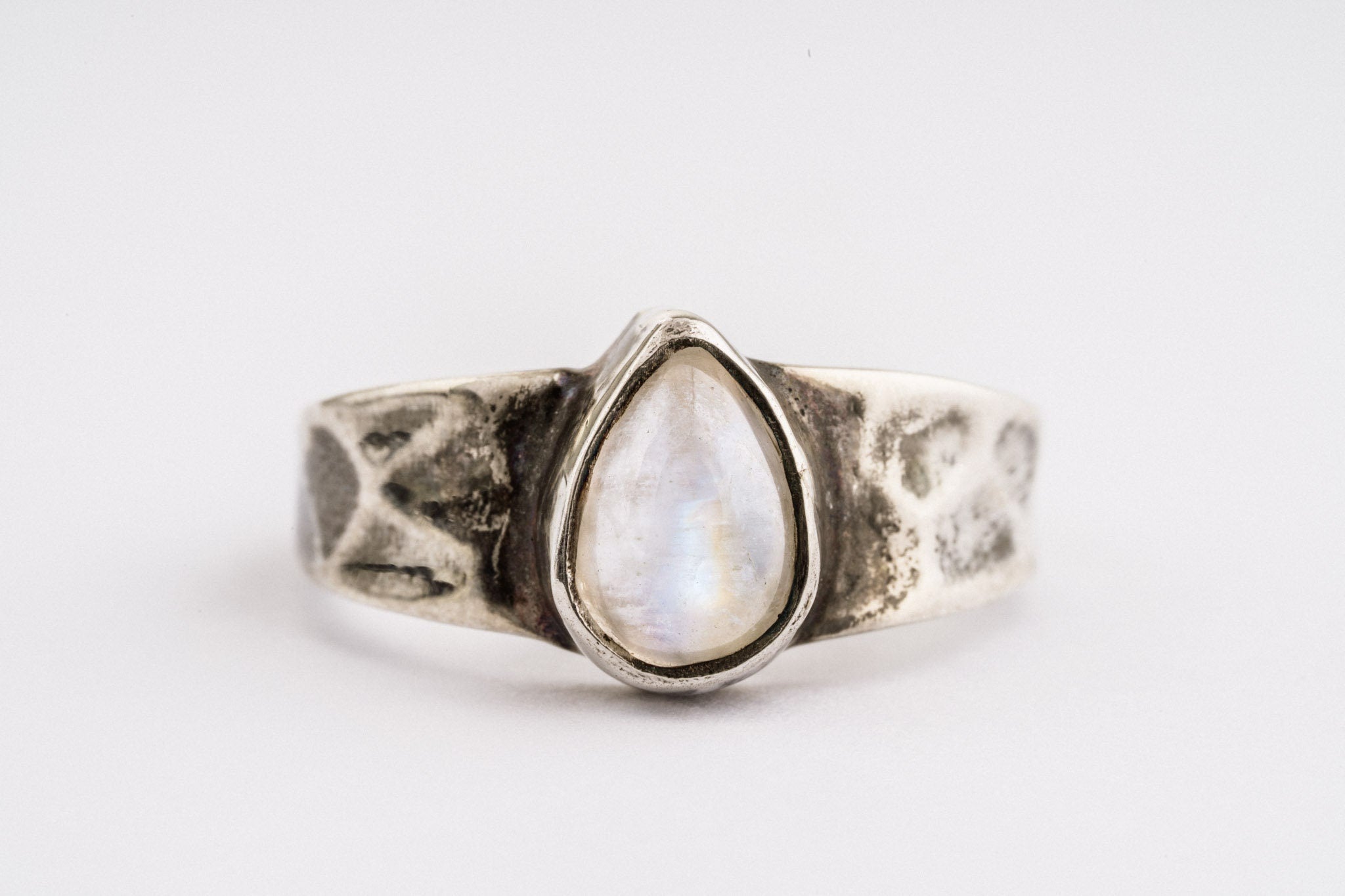 Beautiful Cats eye Moonstone - Solid 925 Sterling Silver Ring - Hammer Textured & Oxidised No.2