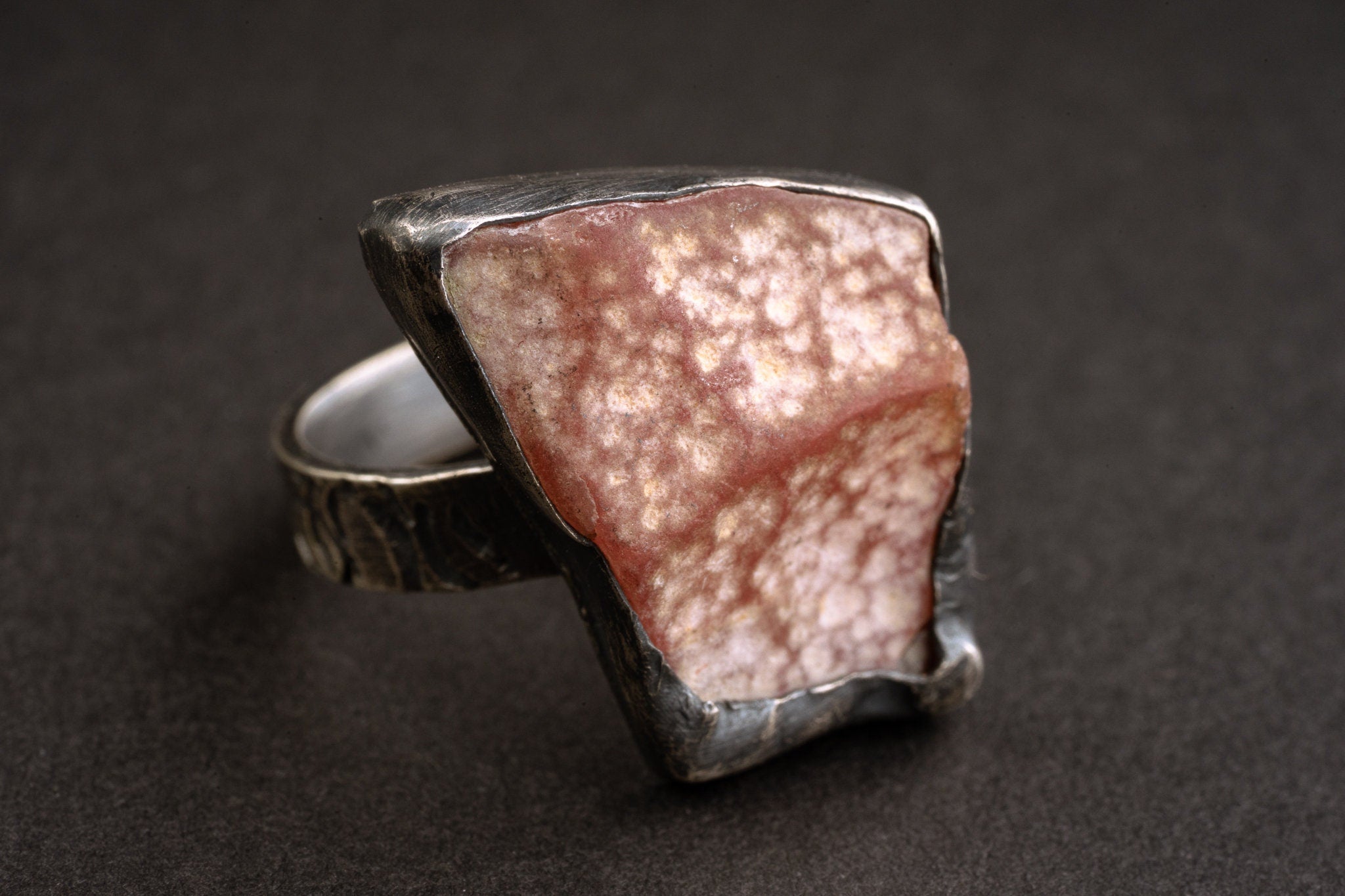 Raw rectangular Rhodochrosite - Oxidised 925 Sterling Silver Hammered Ring Band - Size US 5