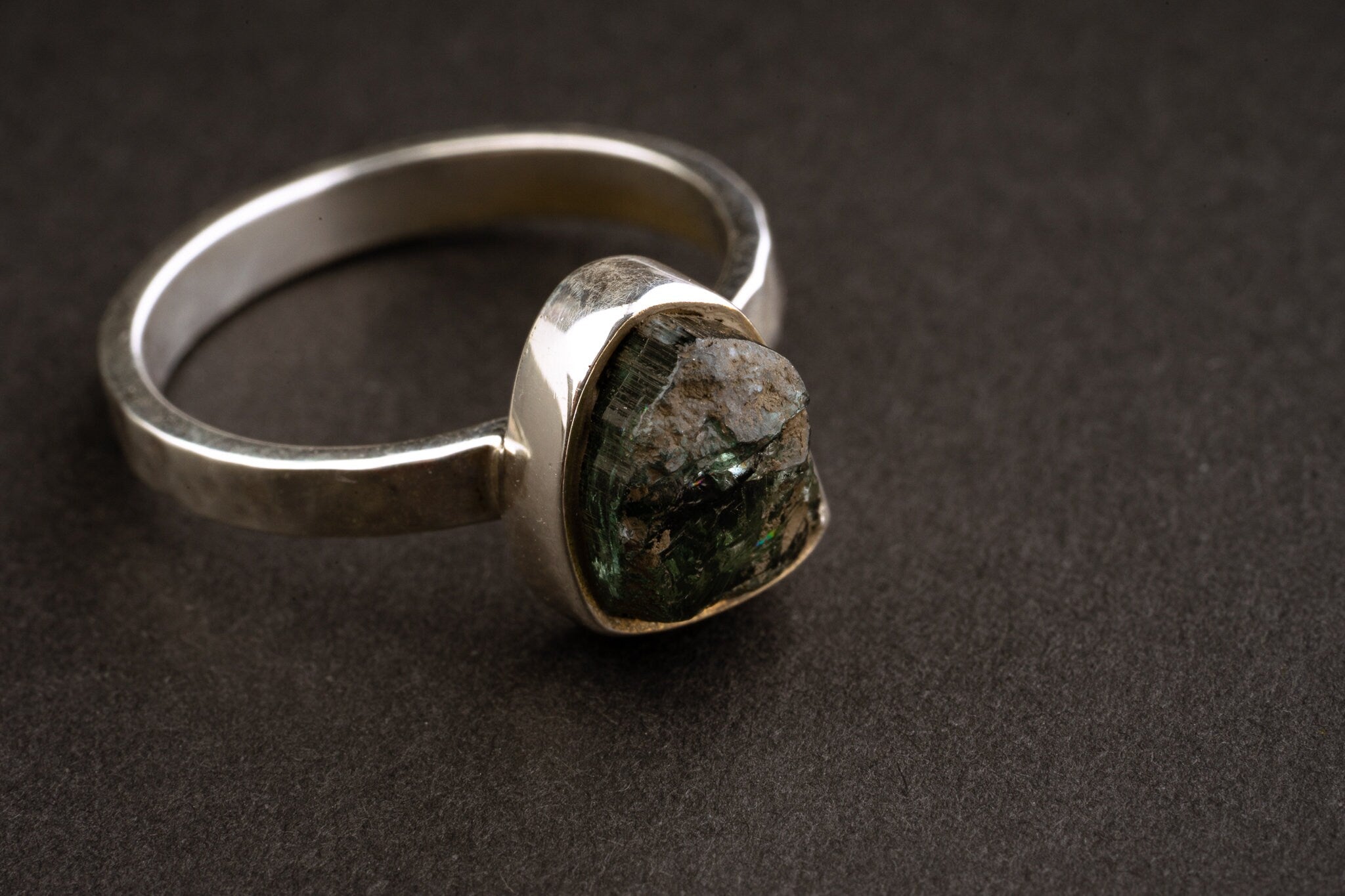 US 5 - Blue Green gem Tourmaline - Solid 925 Sterling Silver Ring - Hammered Textured & Oxidized - Crystal Ring