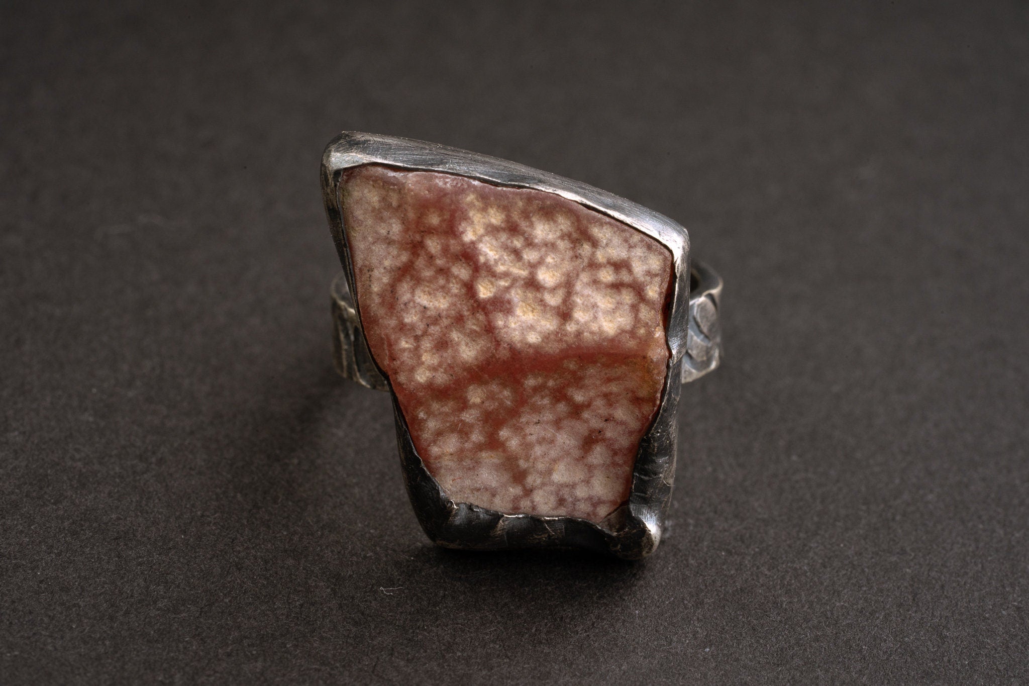 Raw rectangular Rhodochrosite - Oxidised 925 Sterling Silver Hammered Ring Band - Size US 5