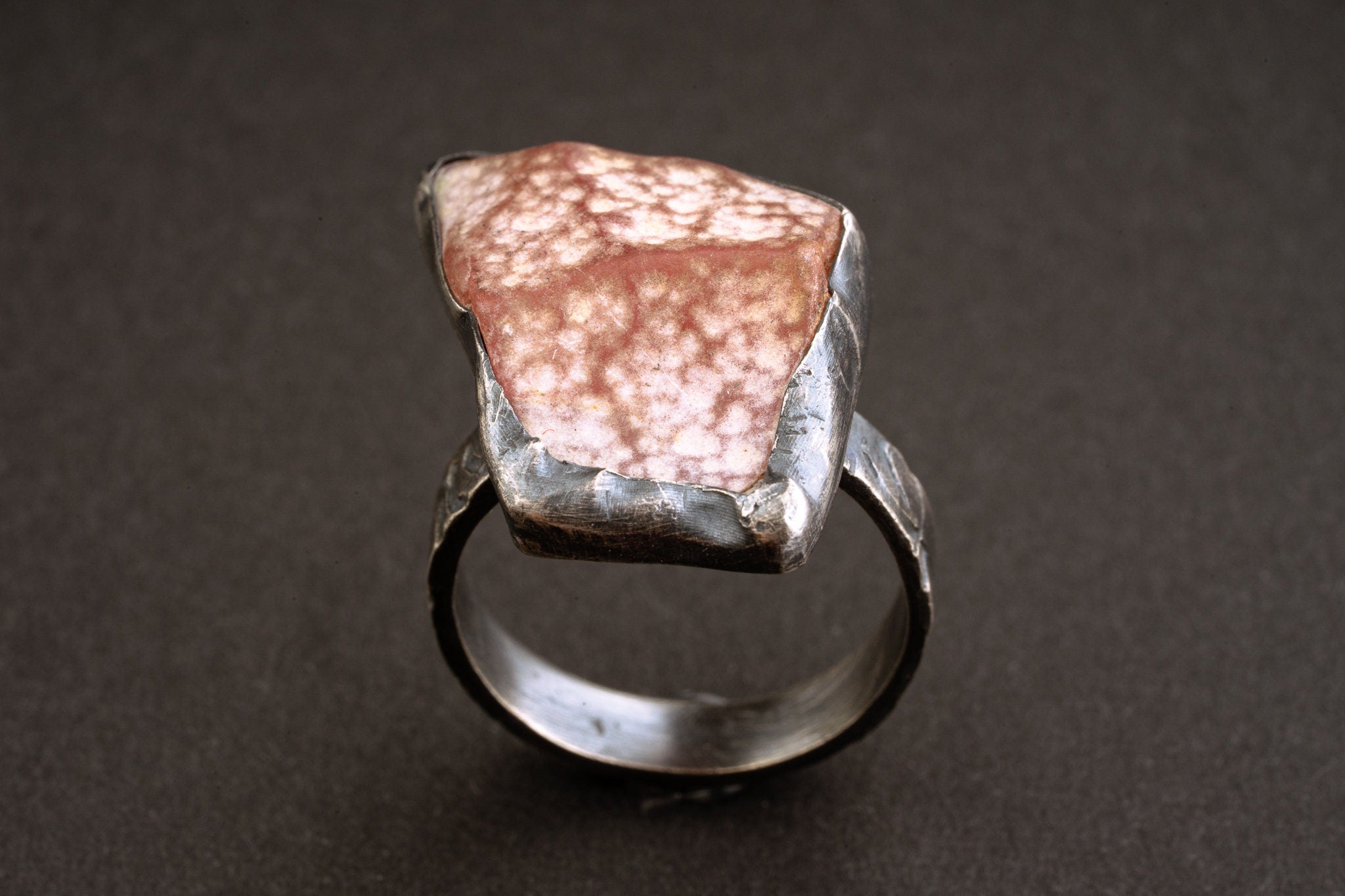 Raw rectangular Rhodochrosite - Oxidised 925 Sterling Silver Hammered Ring Band - Size US 5