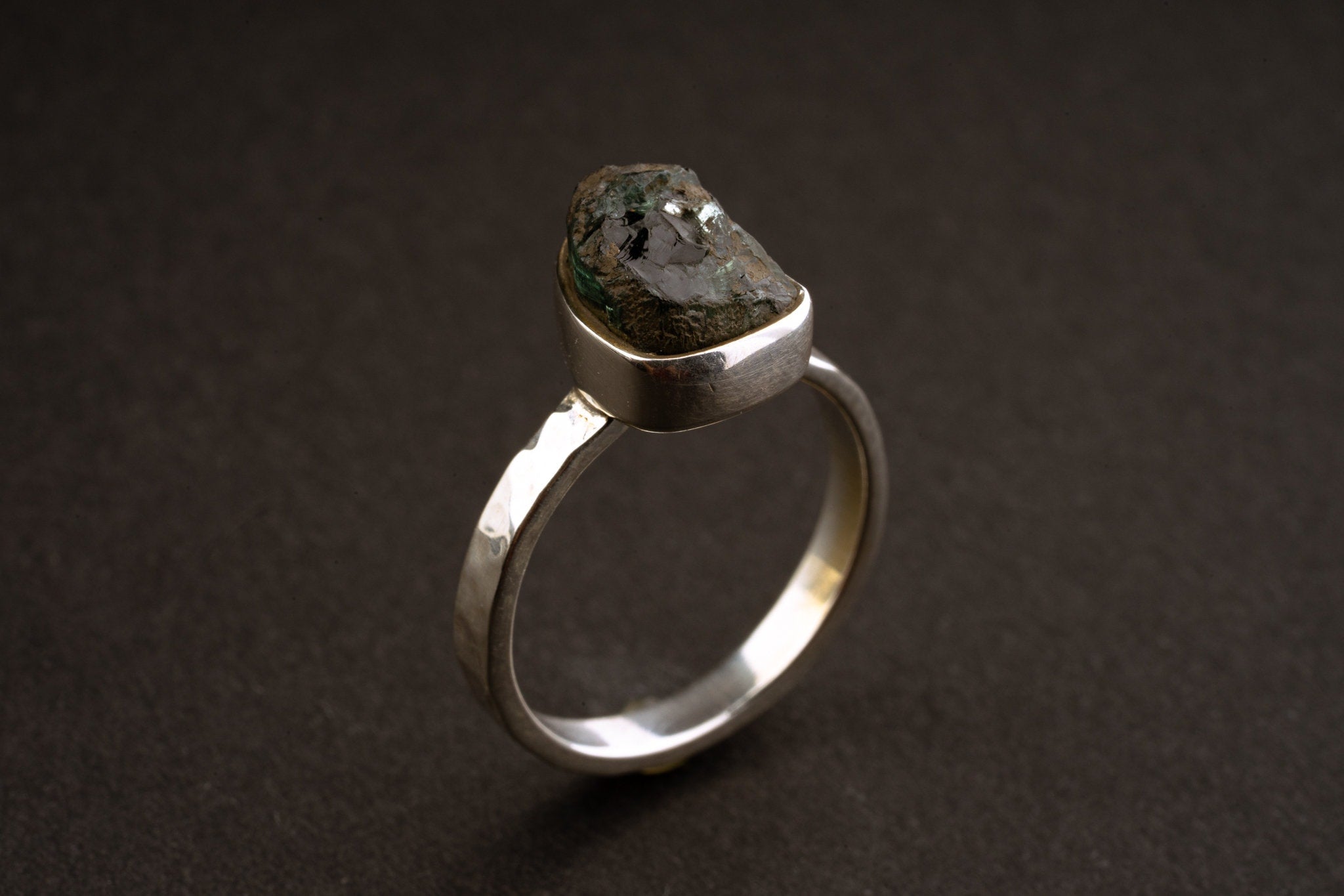 US 5 - Blue Green gem Tourmaline - Solid 925 Sterling Silver Ring - Hammered Textured & Oxidized - Crystal Ring