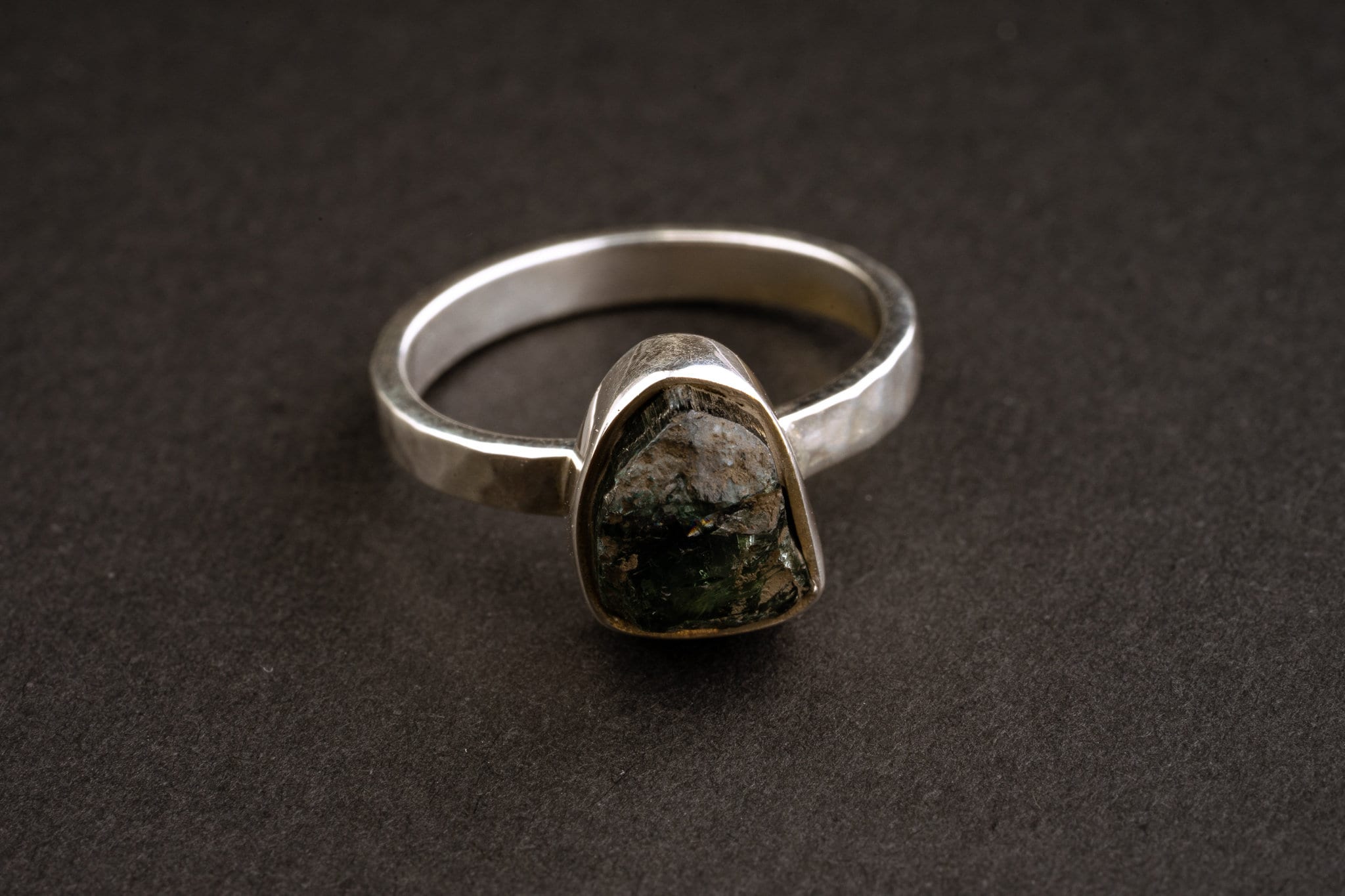 US 5 - Blue Green gem Tourmaline - Solid 925 Sterling Silver Ring - Hammered Textured & Oxidized - Crystal Ring