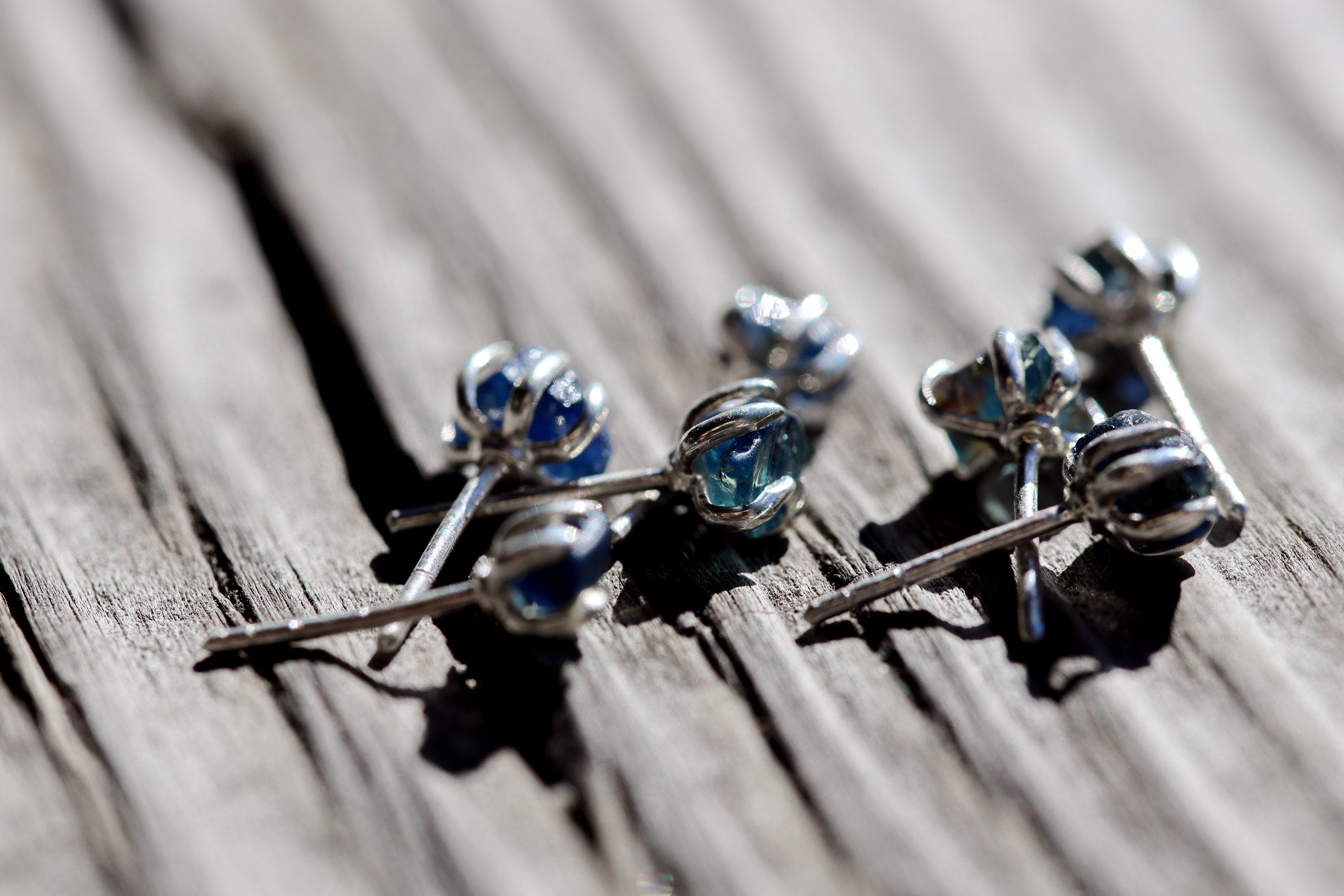 Australian natural Creek tumbled Sapphire - Unique Claw Stud Erring's - Sterling Silver 6 Claw Setting