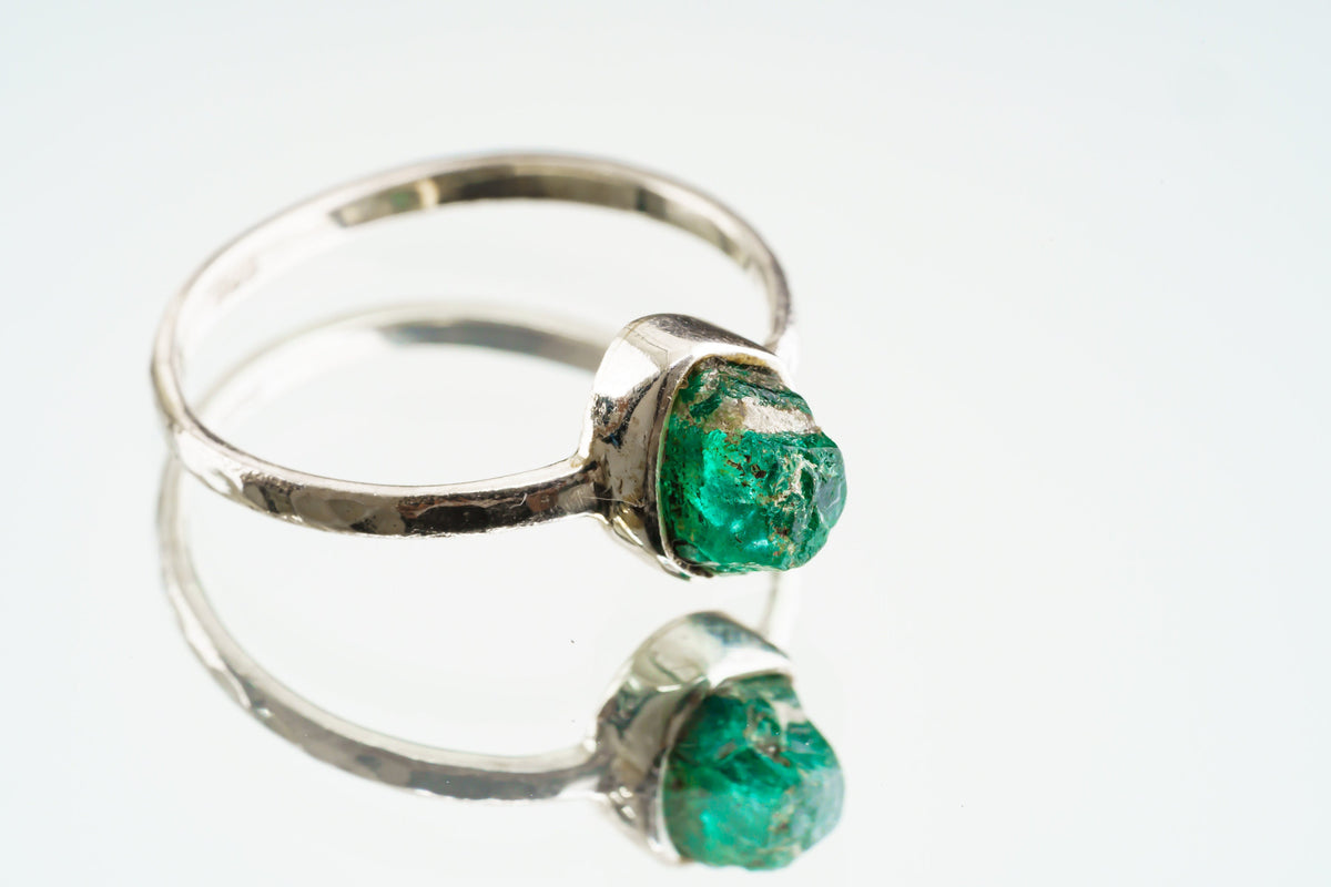 Gemmy Australian Fossicked rough Emerald - Stack Crystal Ring - Size 6 US - 925 Sterling Silver - Thin Band Hammer Textured