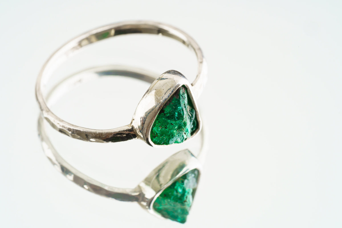 Gemmy Australian Fossicked rough Emerald - Stack Crystal Ring - Size 5 1/2 US - 925 Sterling Silver - Thin Band Hammer Textured