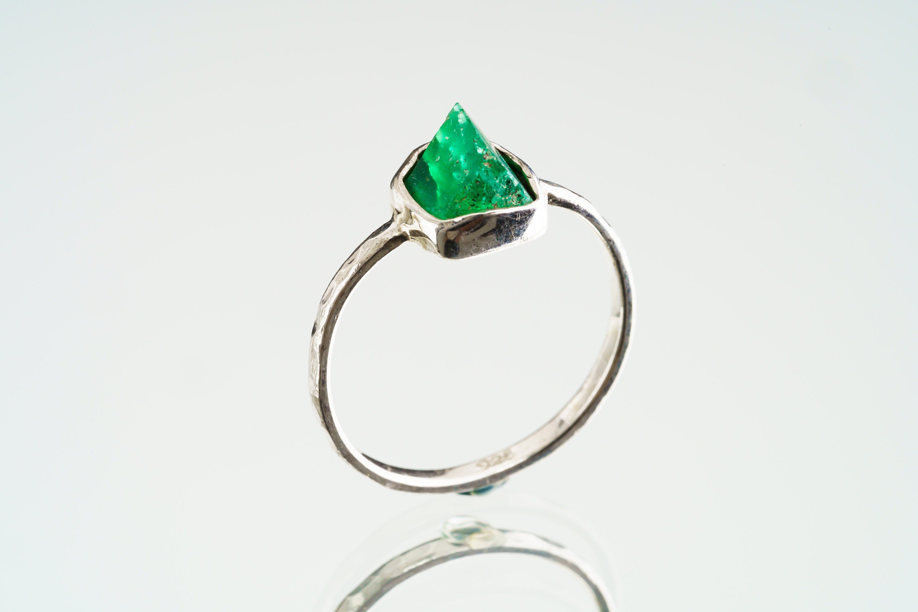 Gemmy Australian Fossicked rough Emerald - Stack Crystal Ring - Size 5 US - 925 Sterling Silver - Thin Band Hammer Textured