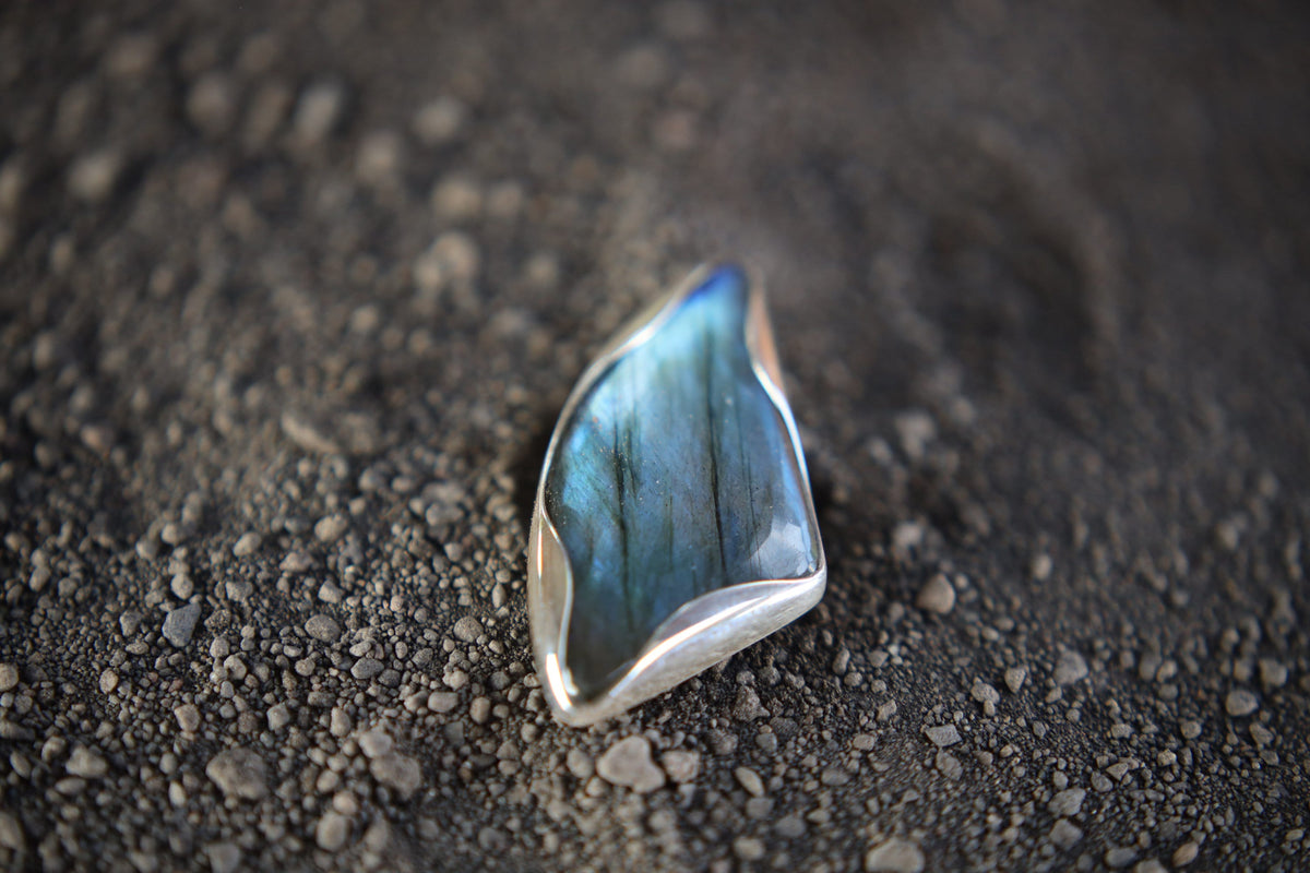 A Sturdy Embrace of Ancient Mystique: Adjustable Sterling Silver Ring with Tooth-Shaped Labradorite - Unisex - Size 5-10 US - NO/01