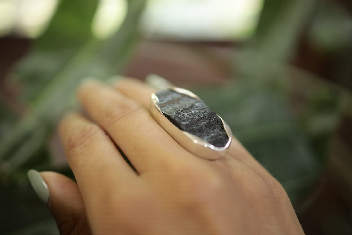 A Sturdy Embrace of Protective Energy: Adjustable Sterling Silver Ring with Raw Tourmaline - Unisex - Size 5-10 US - NO/01