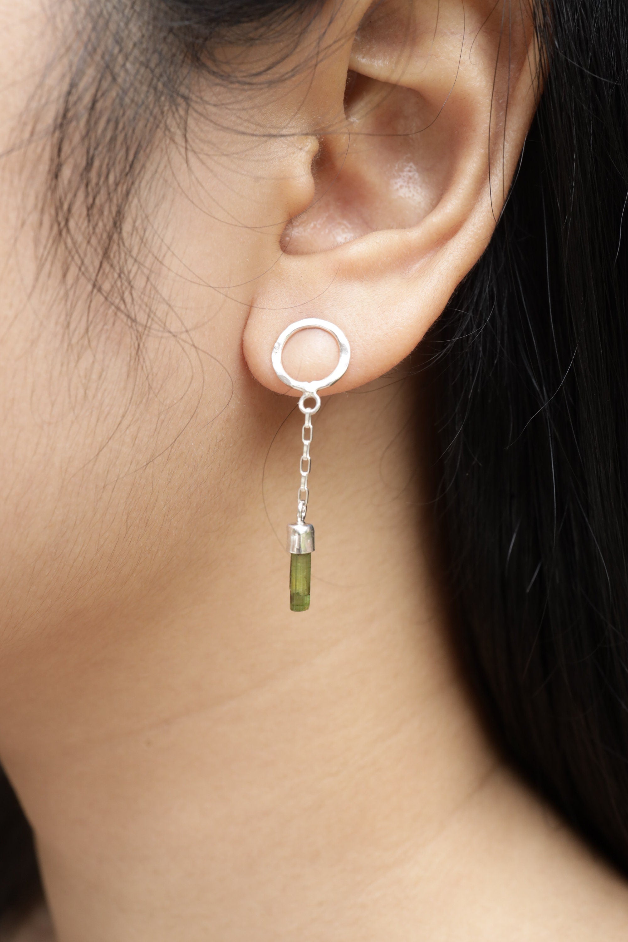 Raw Gem Green Tourmaline Jewel - 925 Sterling Silver Box Chain Stud Earring - Hammered Textured & Shiny Finish Oval