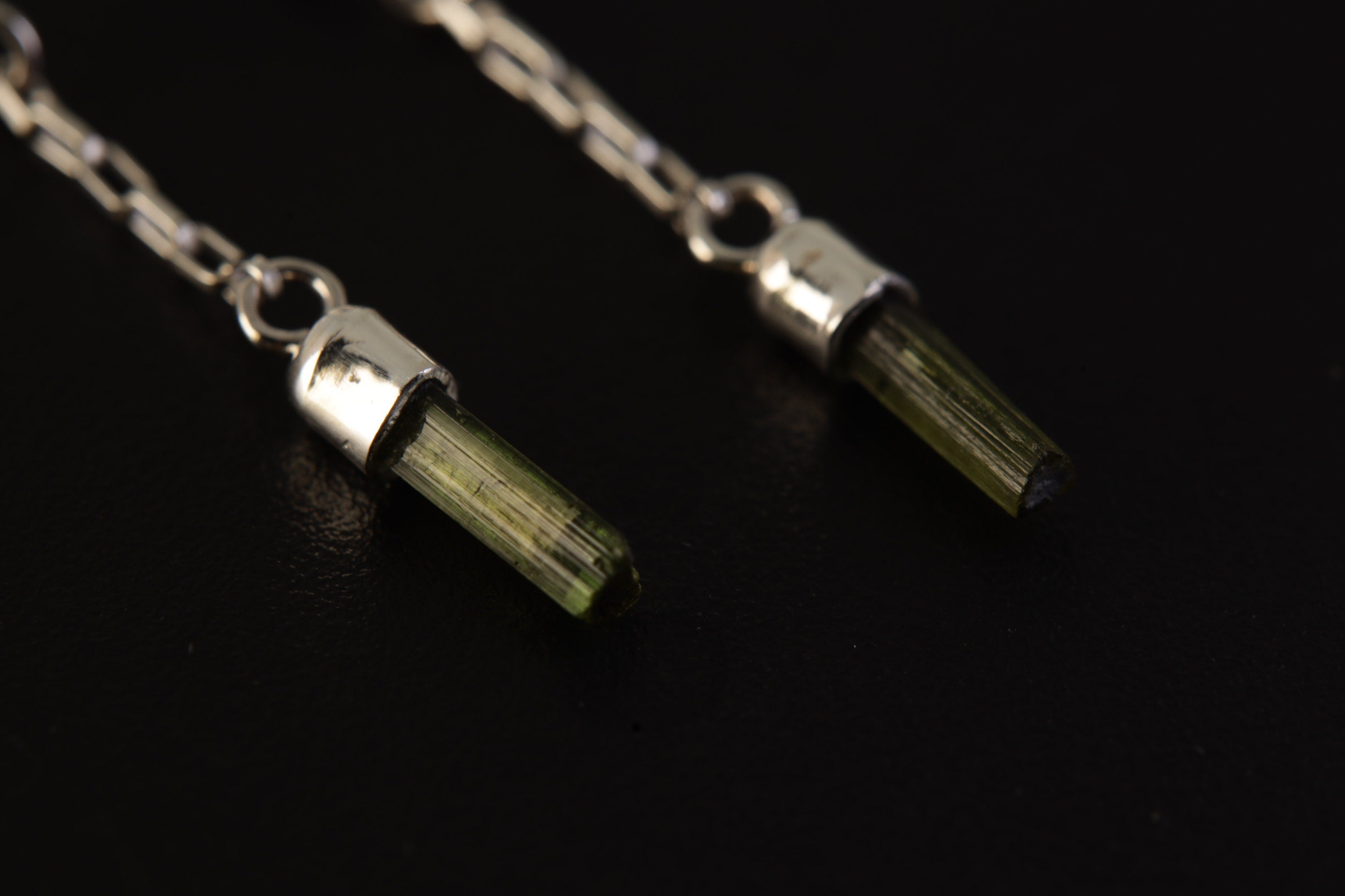 Raw Gem Green Tourmaline Jewel - 925 Sterling Silver Box Chain Stud Earring - Hammered Textured & Shiny Finish Oval