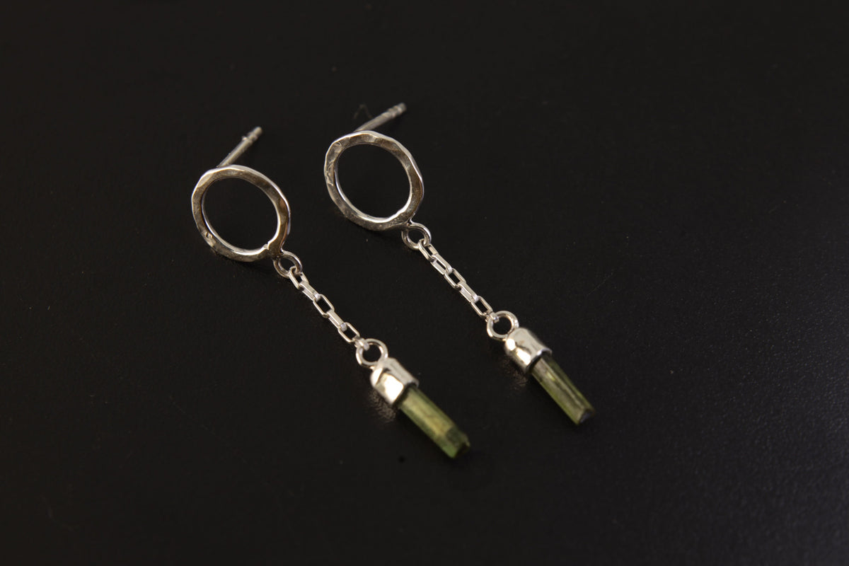 Raw Gem Green Tourmaline Jewel - 925 Sterling Silver Box Chain Stud Earring - Hammered Textured & Shiny Finish Oval