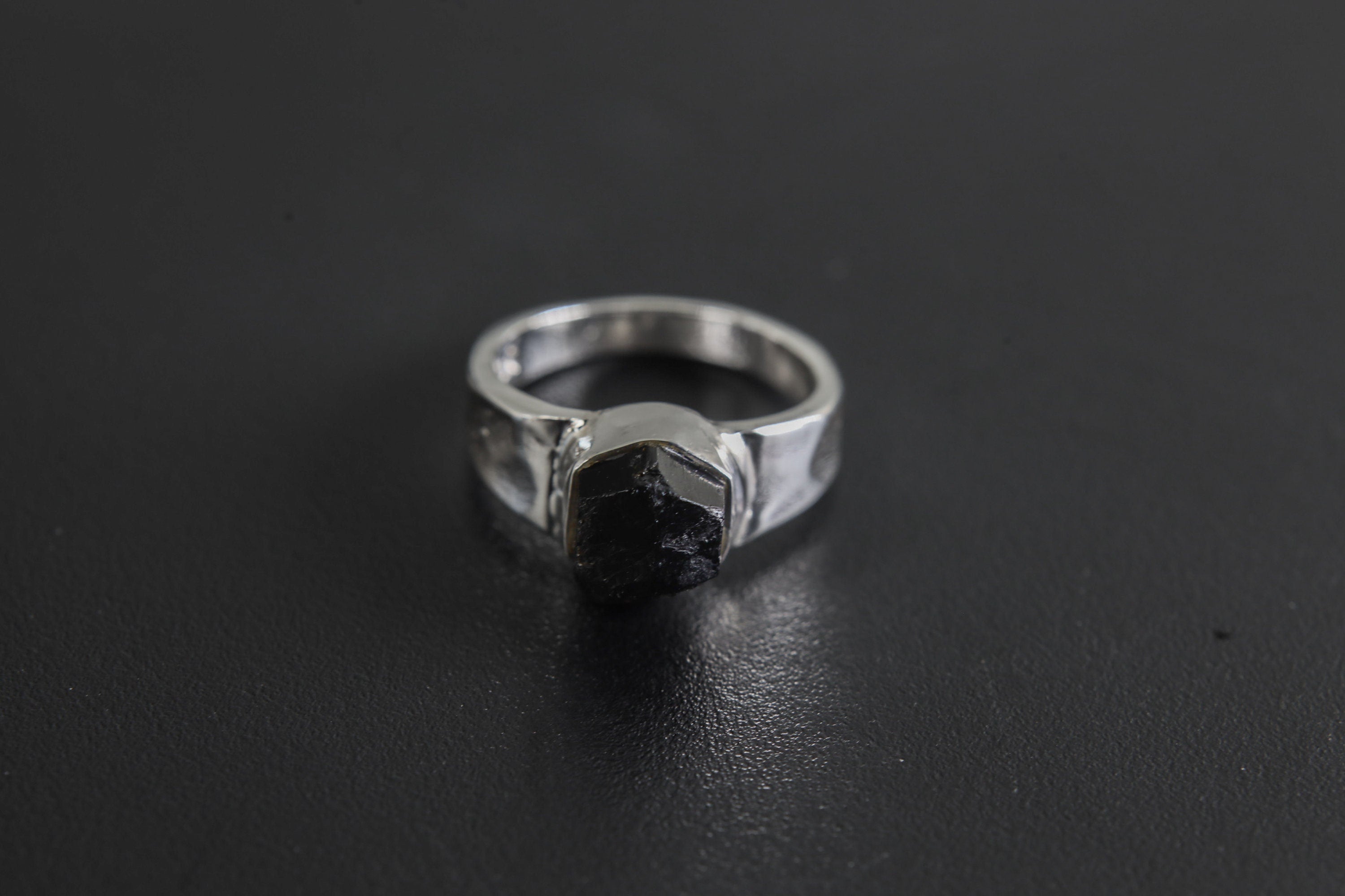 Black Tourmaline Ring - Hammered Band - 925 Sterling Silver Setting - Unisex - High Shine Polish - Size 6 US - NO/04