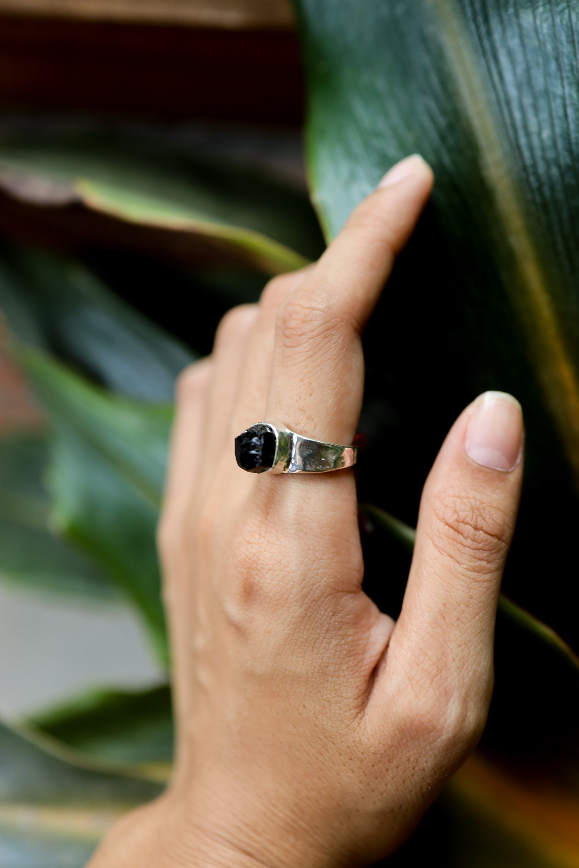 Black Tourmaline Ring - Hammered Band - 925 Sterling Silver Setting - Unisex - High Shine Polish - Size 6 US - NO/04