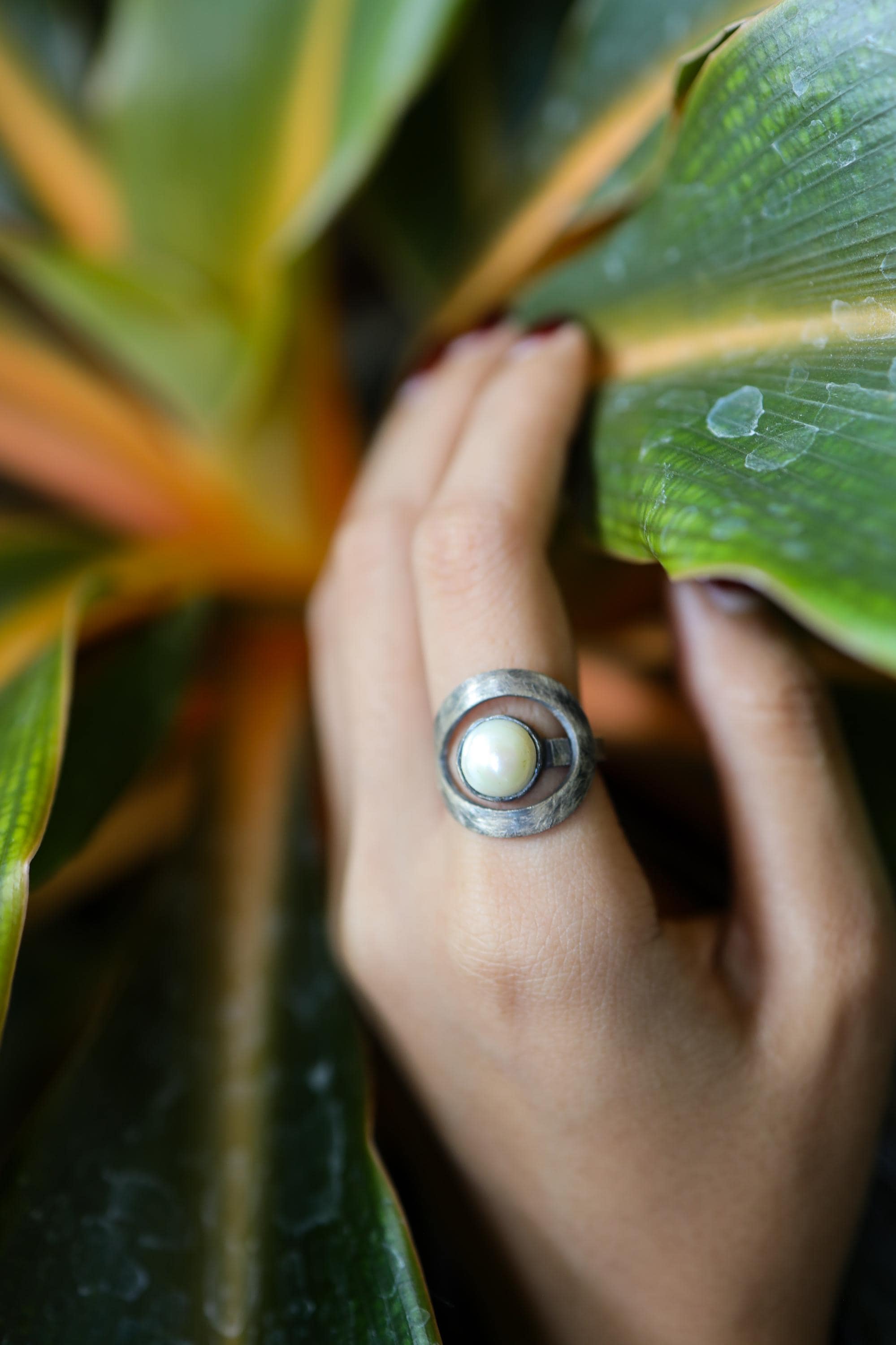 Round Natural Pearl - 925 Sterling Silver - Heavy Set Adjustable Loop Ring - Scratch Textured - Size 5-9 US - NO/19